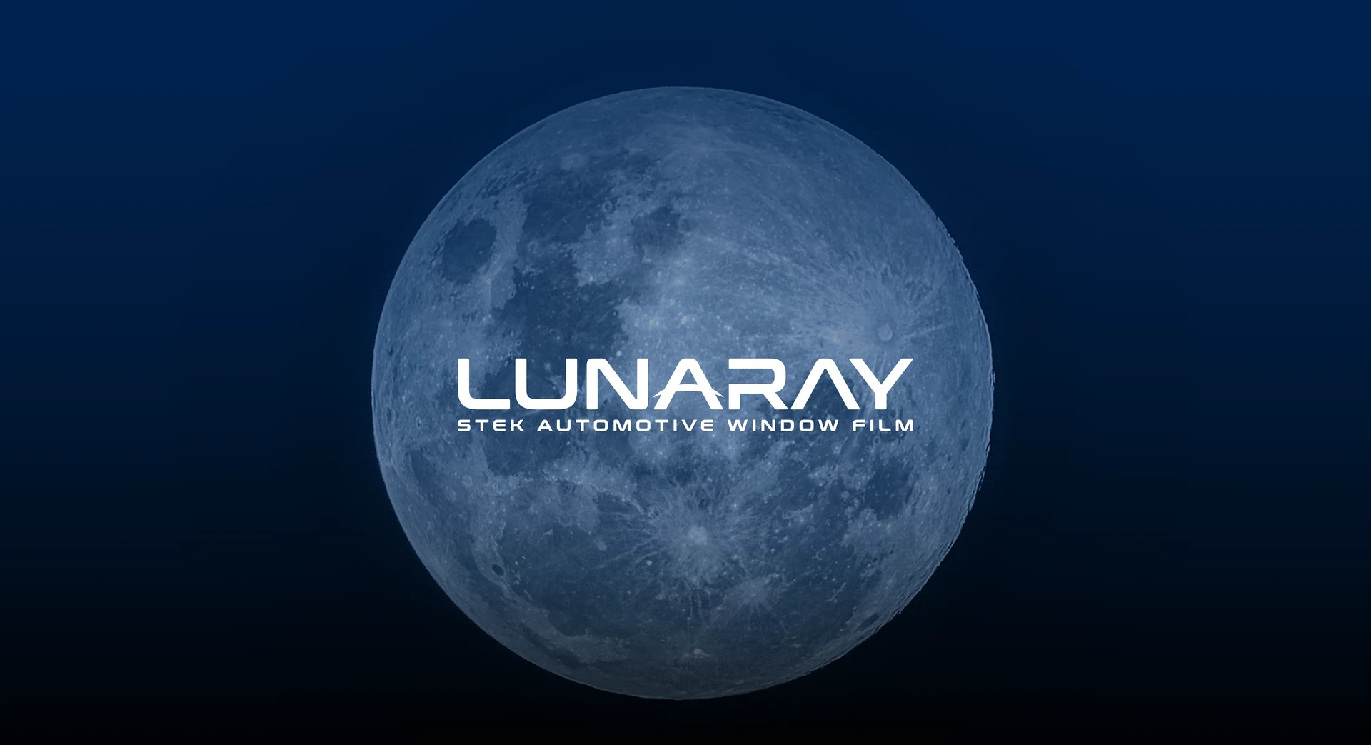 LUNARAY: identidad de la línea de polarizado STEK frente a una luna azul.