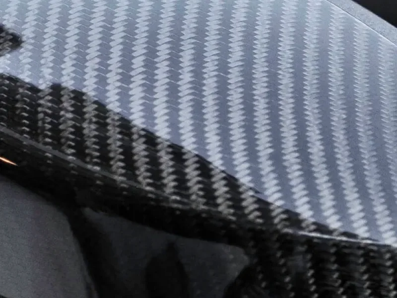 Imagen oficial STEK de DYNOcarbon-gloss: carbono brillante en un espejo.