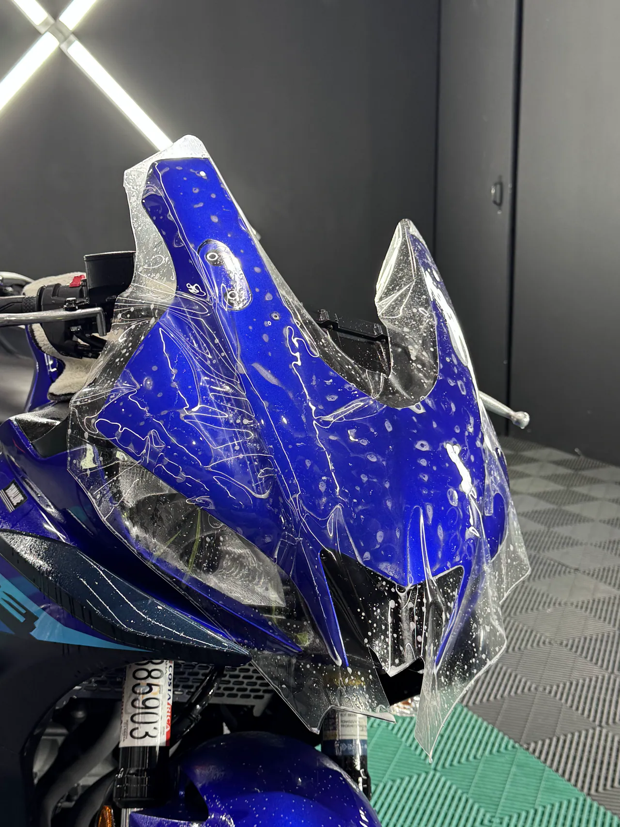 Instalación de PPF en el carenado de una motocicleta deportiva