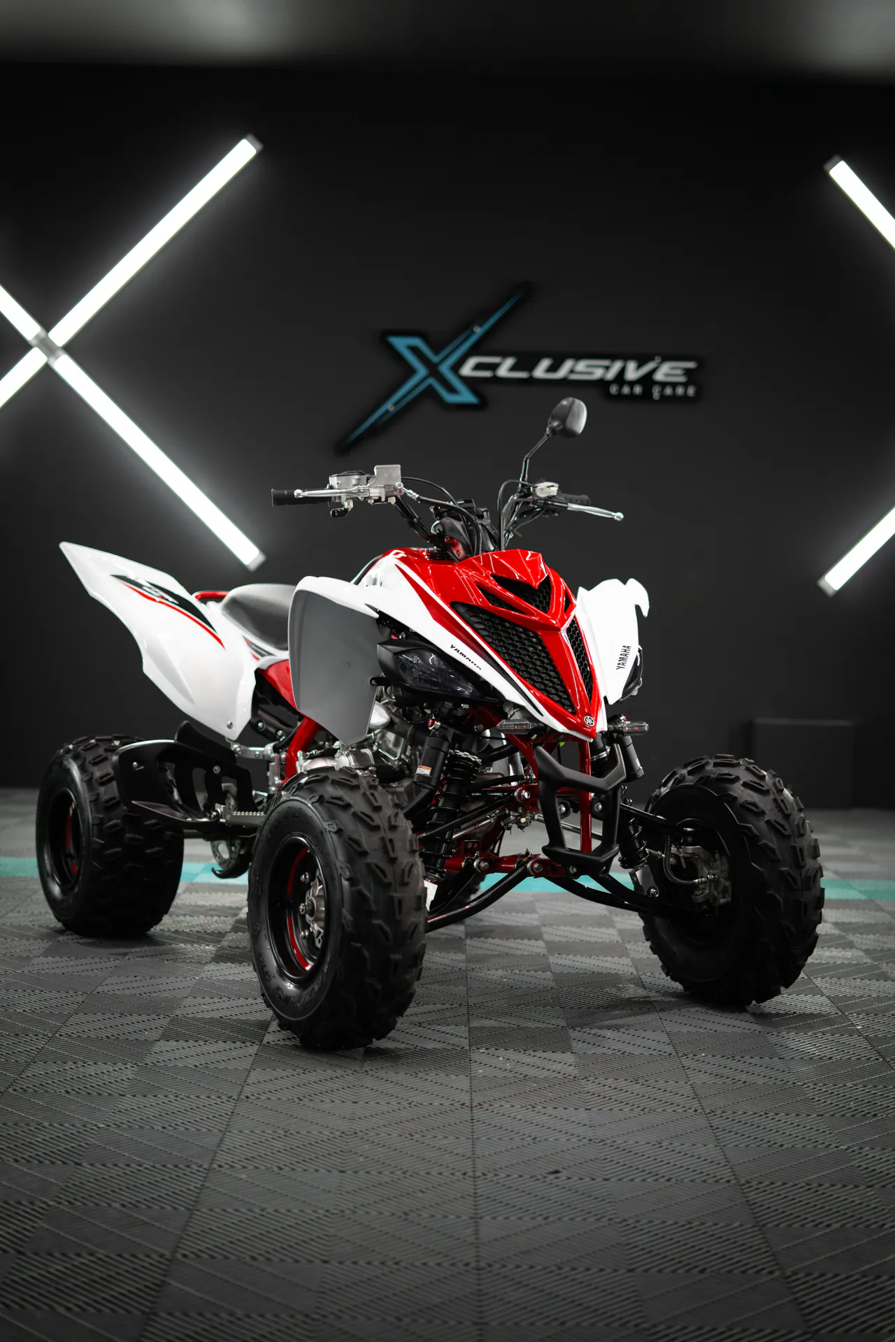 Cuadraciclo Yamaha rojo y blanco en el estudio