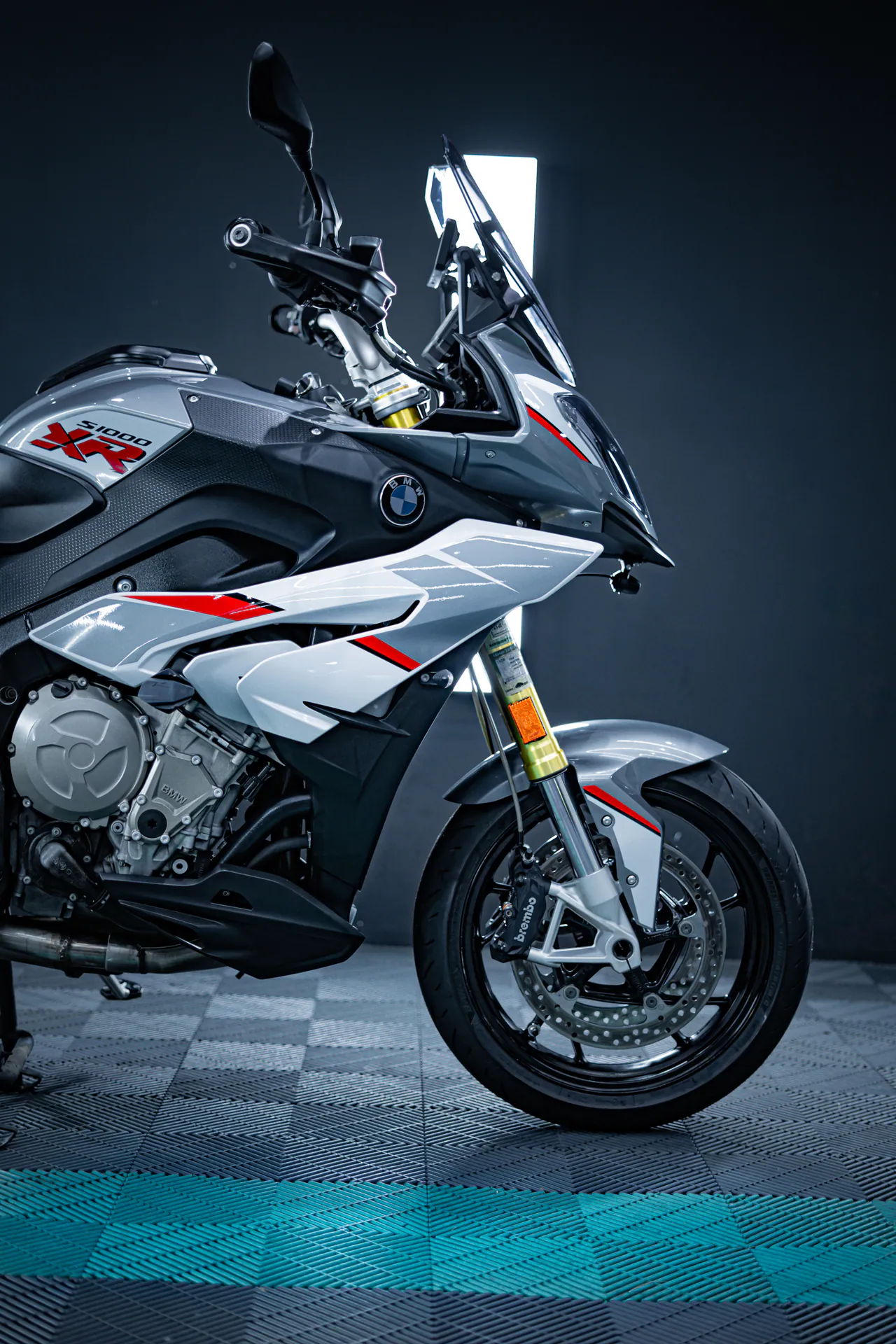 Motocicleta BMW deportiva de turismo sobre fondo azul