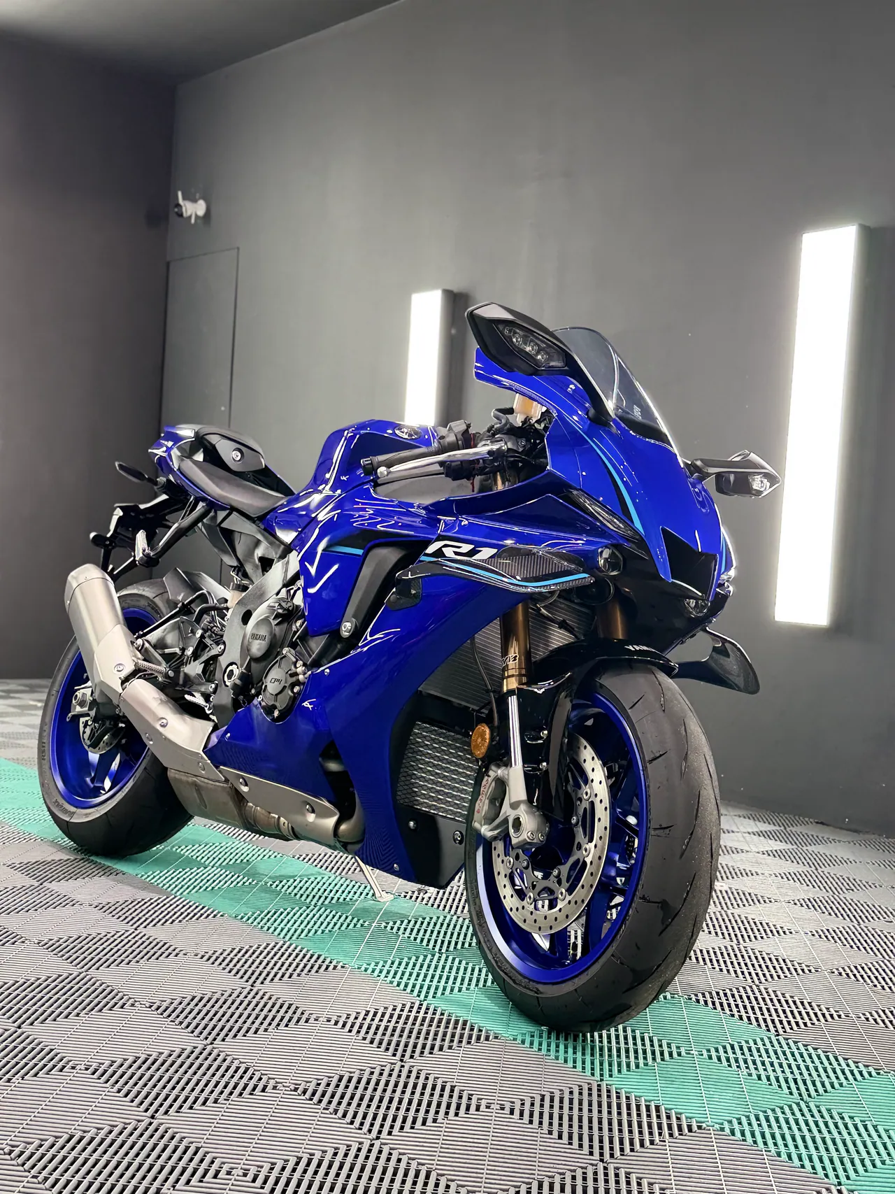 Motocicleta deportiva azul en el estudio de Xclusive Bike Care